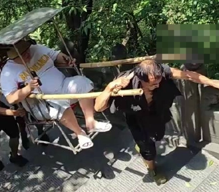 “重量級”游客雇3名轎夫抬轎下山 這也太會享受了
