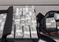 男子攜帶230萬成捆美元現金入境被查 究竟是怎么回事？
