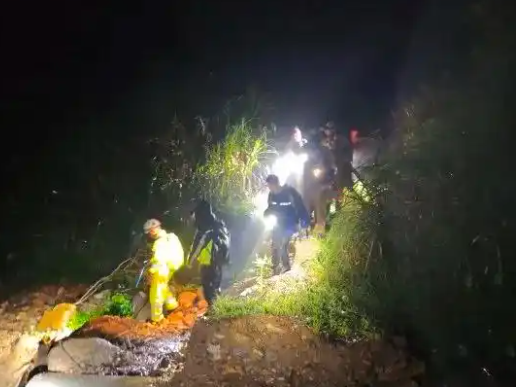 4名上海游客被困山頂懸崖邊 事件始末2025最新消息