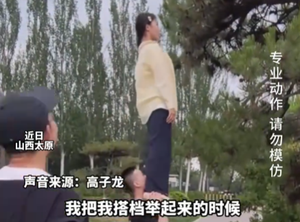 無人機掛在了樹上 雜技演員幫忙拿下 這也太霸氣了