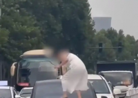 女子路上持械打砸多輛車被逮捕 究竟是怎么回事？