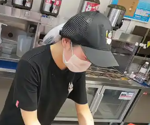 騎手安慰因訂單多崩潰的女店員 實在太暖心了