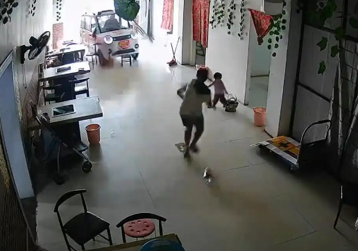 11歲姐姐飛身救妹 爺爺稱不要賠償 簡直太危險了
