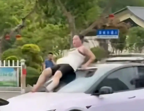 女子當街打砸汽車:系精神病發作 究竟是怎么回事？