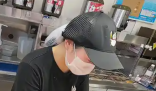 騎手安慰因訂單多崩潰的女店員 實(shí)在太暖心了