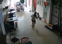 11歲姐姐飛身救妹 爺爺稱不要賠償 簡直太危險了