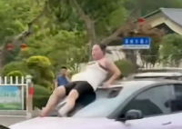女子當街打砸汽車:系精神病發(fā)作 究竟是怎么回事？