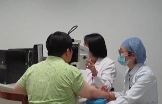女子長時間久坐刷手機致眼中風 究竟是怎么回事？