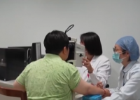 女子長時間久坐刷手機致眼中風 究竟是怎么回事？