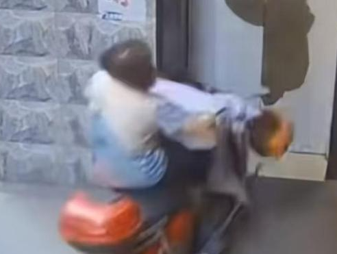 老人騎三輪車撞破電梯門掉進電梯井 究竟是怎么回事？