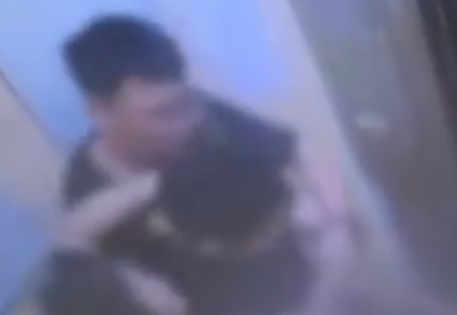 長沙一醉酒男子電梯內(nèi)撕扯女孩頭發(fā) 實(shí)在太恐怖了