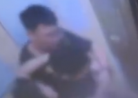 長(zhǎng)沙一醉酒男子電梯內(nèi)撕扯女孩頭發(fā) 實(shí)在太恐怖了
