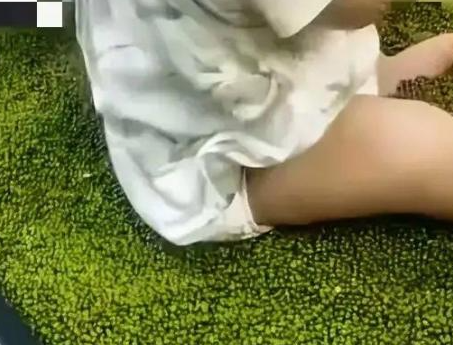 穿紙尿褲小孩坐綠豆框玩耍 超市回應(yīng) 究竟是怎么回事？