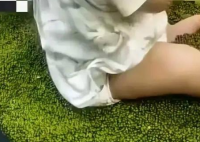 穿紙尿褲小孩坐綠豆框玩耍 超市回應 究竟是怎么回事？